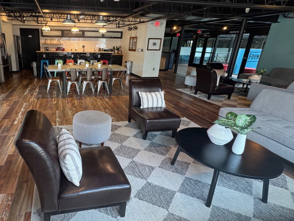 22 Photos - Lounge & Kitchen