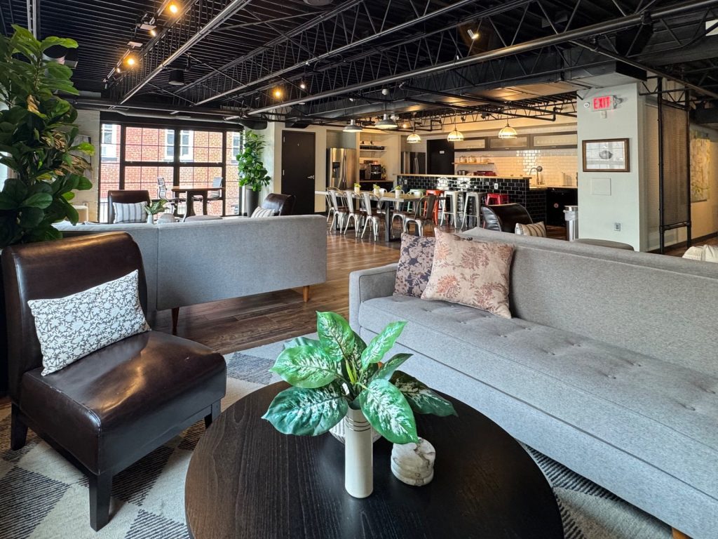 7 Photos - Lounge to Kitchen